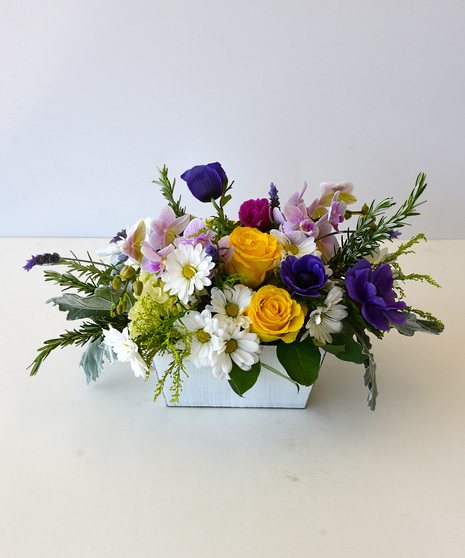 spring centerpiece with daisies, roses, and more!